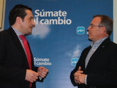 Antonio Lucas-Torres con el candidato de Villamanrique