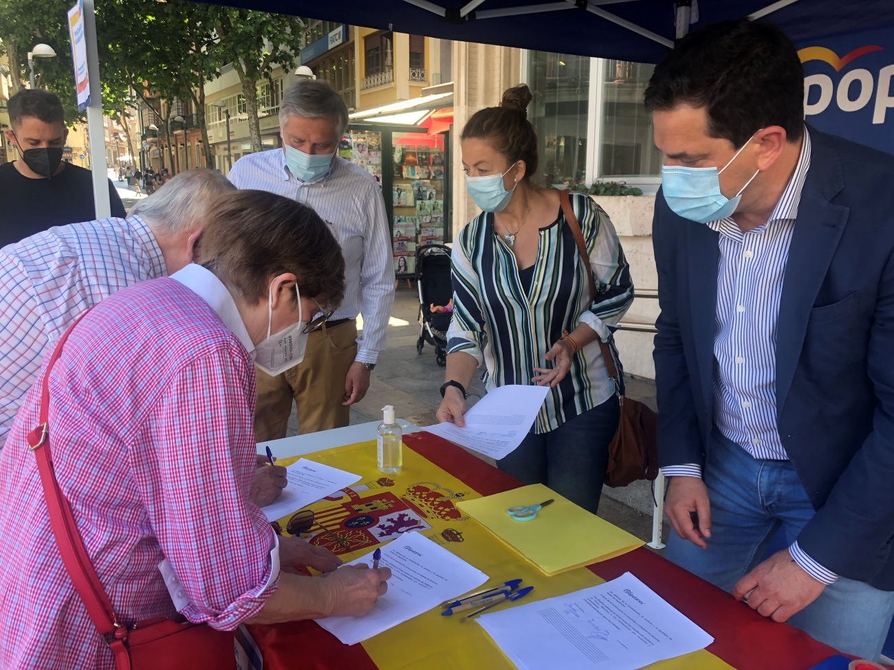 FOTO_VALVERDE_RECOGIDA_FIRMAS_1