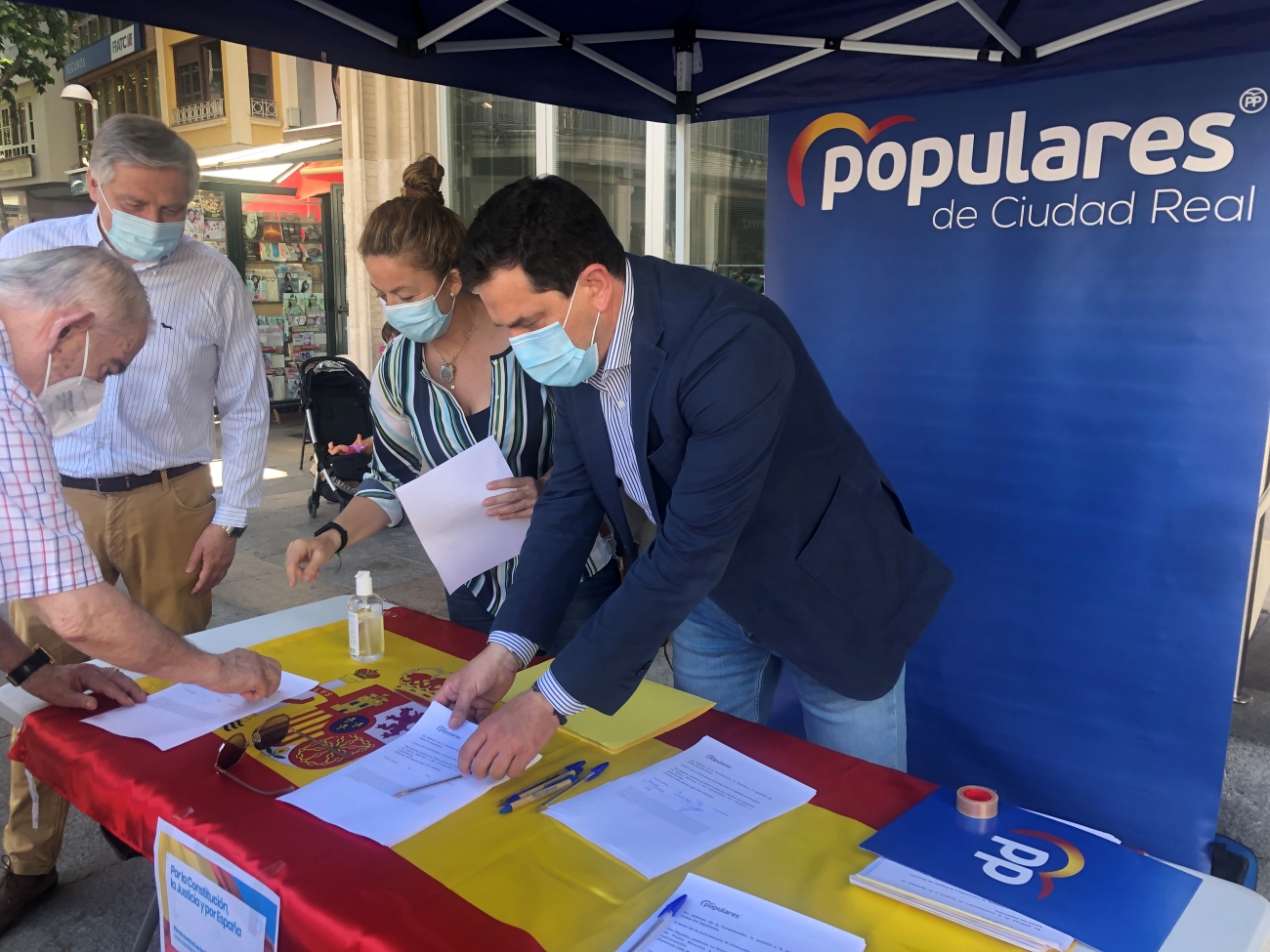foto_valverde_recogida_firmas_2
