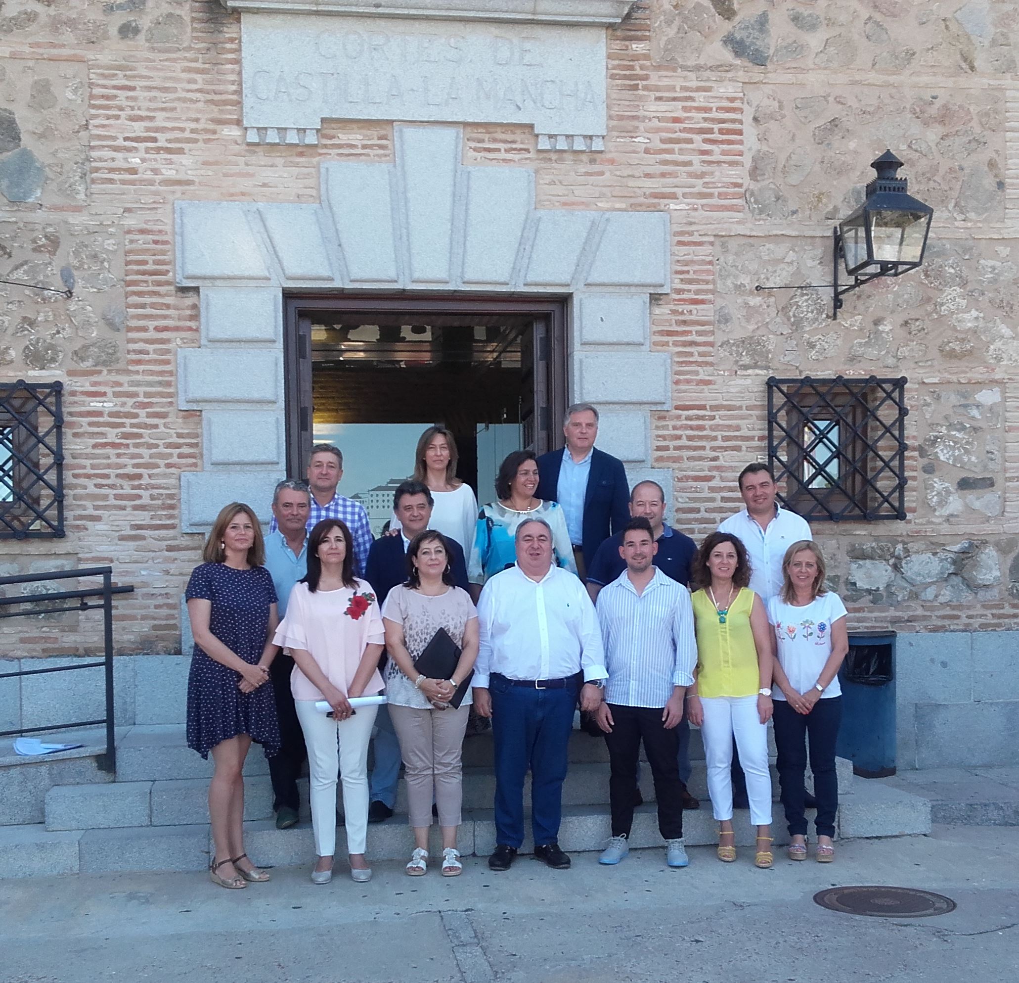 Vicente_Tirado_con_alcaldes_de_CLM_que_exigen_convenios_sociales2c_100717