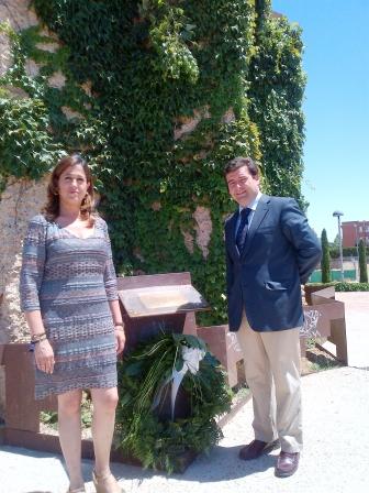 ALCALDESA_EN_HOMENAJE_A_MIGUEL_ANGEL_BLANCO_CON_DELEGADO_PROVINCIAL_DE_DENAES