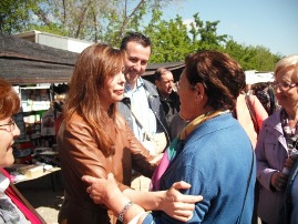 Alicia Sanchez visita el mercadillo de Malagón