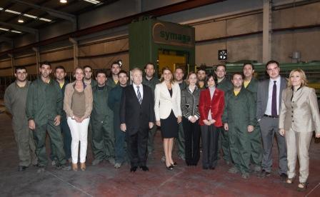 Cospedal_durante_la_visita_a_la_empresa_SYMAGA1