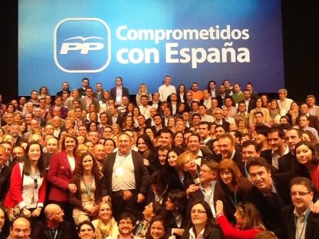 Fotografa_La_presidenta_del_PP_de_Castilla-La_Mancha_Mara_Dolores_de_Cospedal_con_los_235_compromisarios_de_la_reginJPG