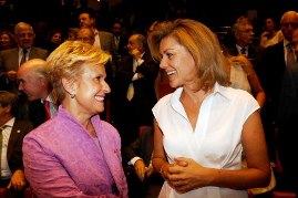 La_presidenta_Cospedal_felicita_a_la_diputada_Carmen_Quintanilla_por_el_premio_26-9-11