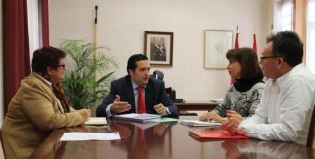 Lucas-Torres_con_la_delegacin_de_Cruz_Roja