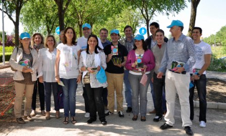 Rosa Romero con los vecinos de Las Casas ROSA_VIAS_VERDES2