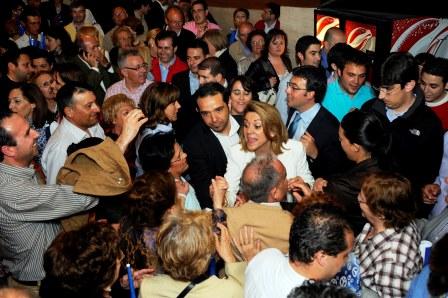 Cospedal saludando a los asistentes al acto cospedal_alcazar3