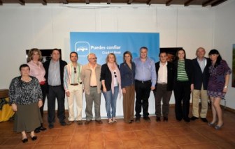 cospedal_con_la_candidatura_de_almodovar.jpg