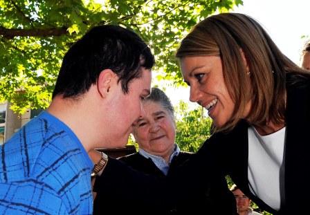 Cospedal saludando cospedal_con_nios2