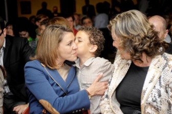 cospedal_puertollano_6abrilbeso_nio_copy.jpg