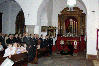 diego_ortega_en_la_funcin_principal_en_honor_al_santsimo_cristo_yacente_en_la_iglesia_de_santa_mara.gif