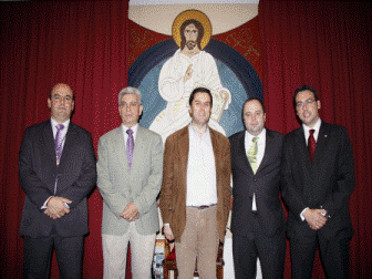 diego_ortega_junto_al_presidente_de_la_cofrada_del_santo_sepulcro_el_presidente_de_la_junta_local_de_hermandades_y_cofradas_el_prroco_de_santa.gif