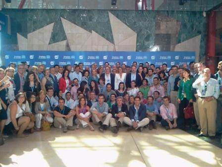 Mª Dolores de Cospedal y Rosa Romero con los miembros del PP regional pp_clm_jovenes