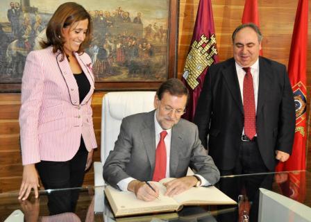 rajoy_firma_libro_cr