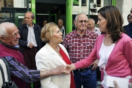 Rosa Romero visita a los mayores rosa_con_los_mayores